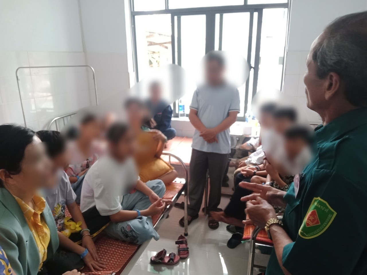 18 hoc sinh bi ngo doc sau khi uong tra sua, an trai cay lac hinh anh