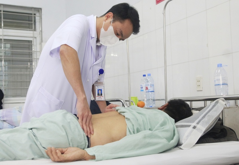 Dau that lung, nguoi dan ong di kham phat hien ung thu di can hinh anh