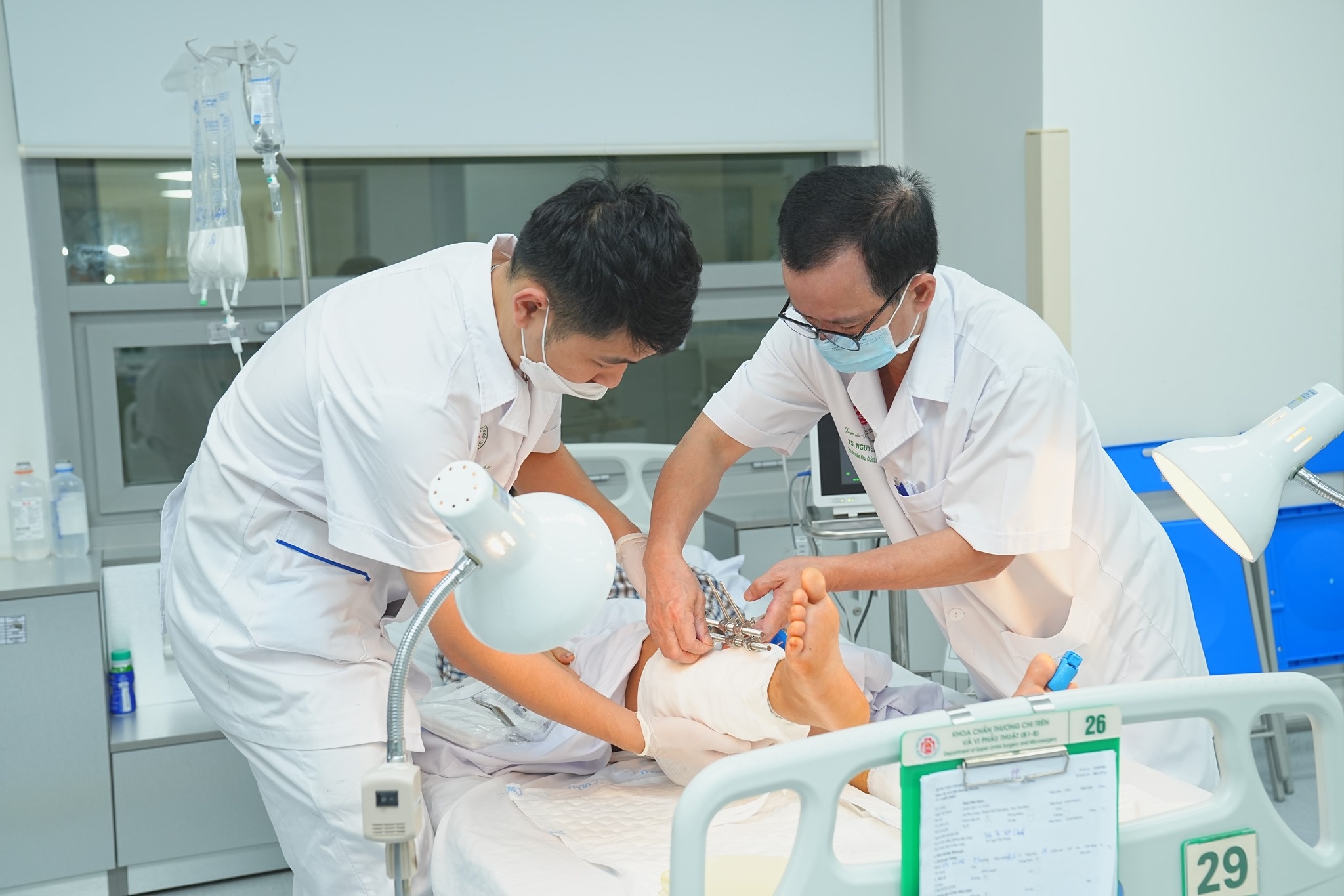 Nguoi dau tien o Viet Nam duoc noi hai cang chan bi dut lia hinh anh