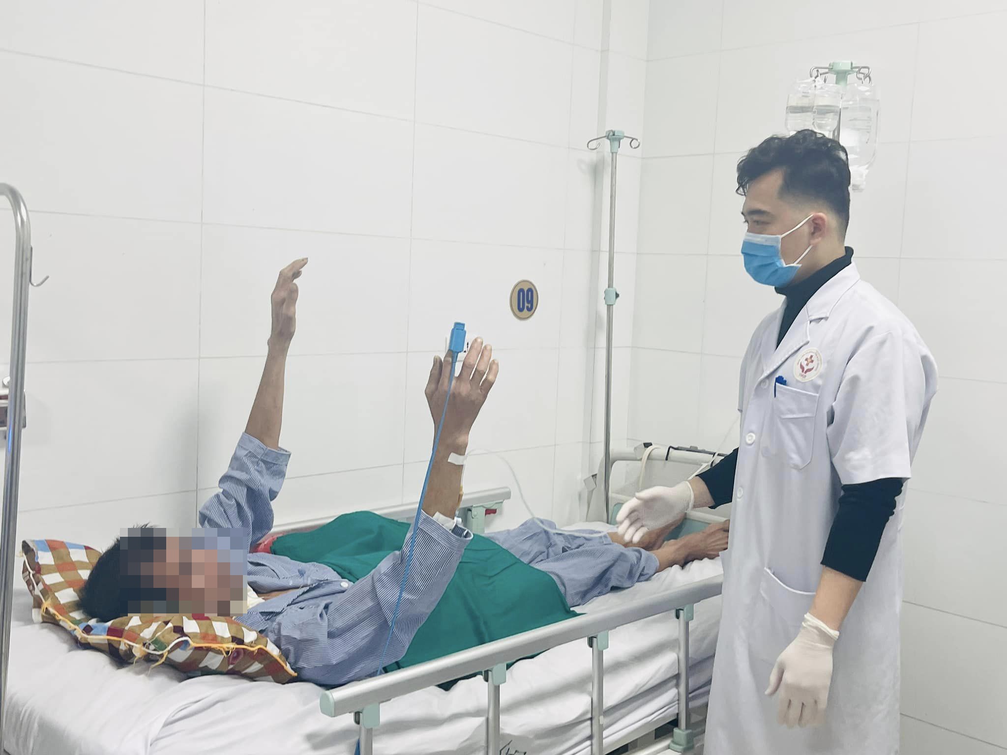 Di dep buoc day thep, nguoi dan ong bi uon van nguy kich hinh anh