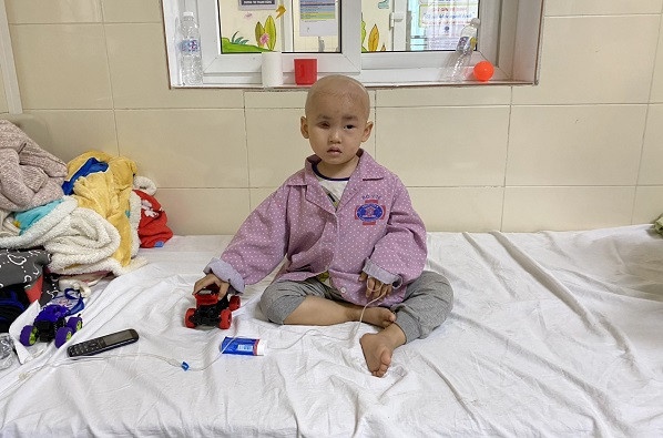 Xot xa tieng bap be keu dau cua dua tre 3 tuoi mac benh ung thu mat hinh anh