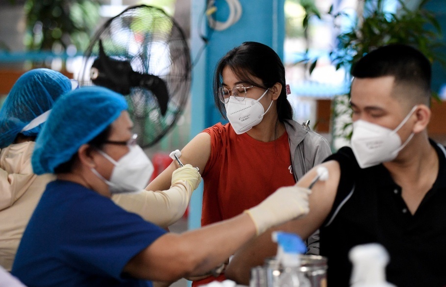 So ca Covid-19 bat ngo tang manh, co can tiem lai vaccine? hinh anh