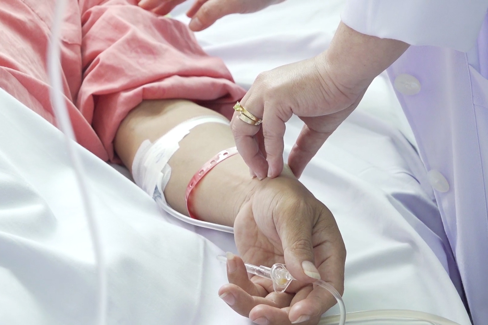 Nguoi dan ong o TP.HCM suy than cap vi ngo doc ruou methanol hinh anh