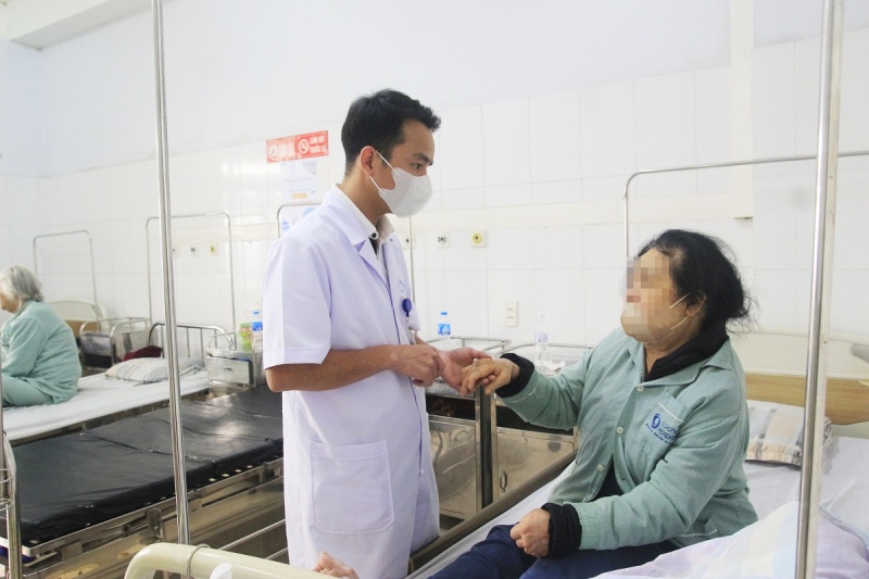 Can benh khien ban tay nguoi phu nu bien dang nhu 'lung lac da' hinh anh