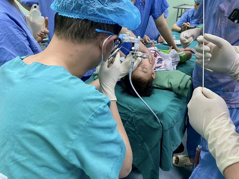 Tre viem phoi keo dai do vo huong duong roi vao khi quan hinh anh