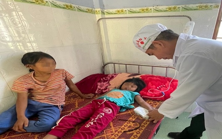 Nguoi me o Quang Tri hai nam rung ve nau an khien 2 con bi ngo doc hinh anh