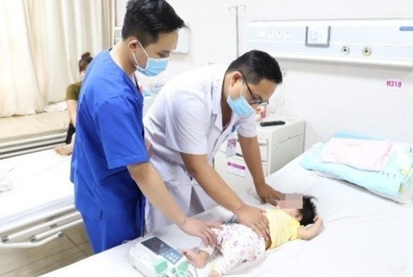 Phau thuat cat than cho be 6 thang tuoi hinh anh