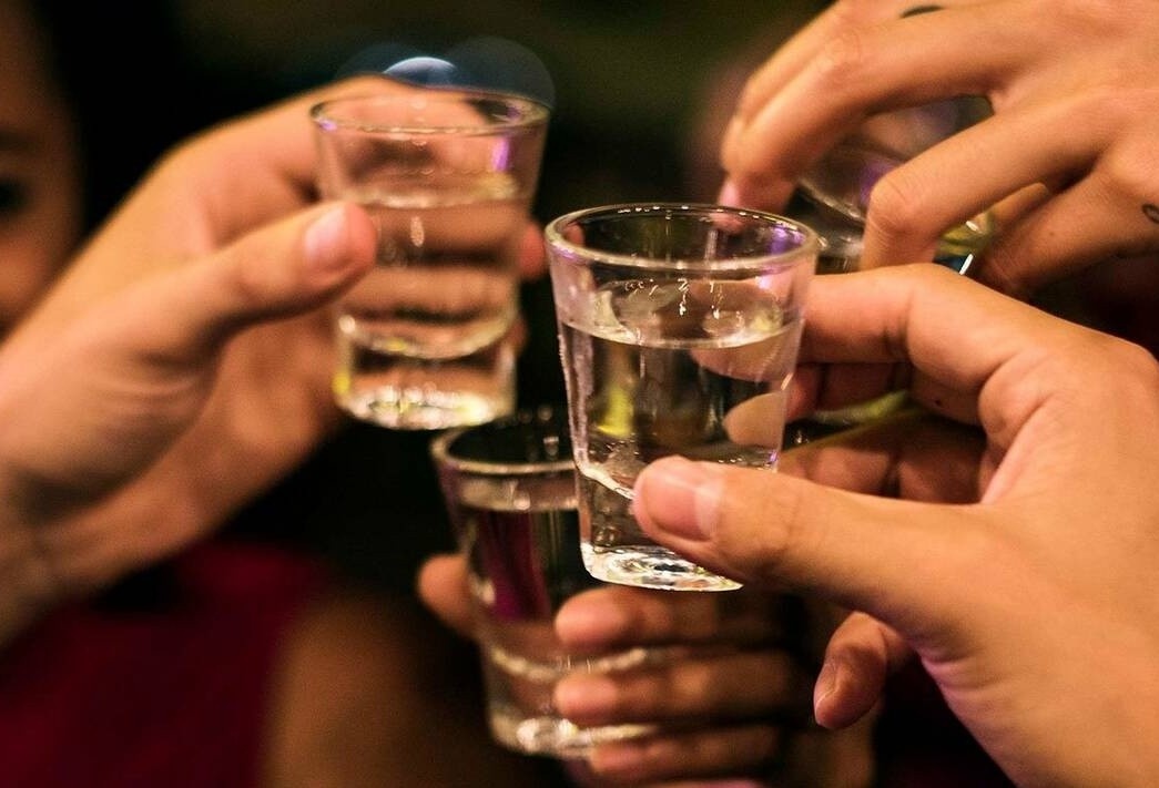 Dieu gi xay ra khi ban lien tuc uong ruou bia? hinh anh