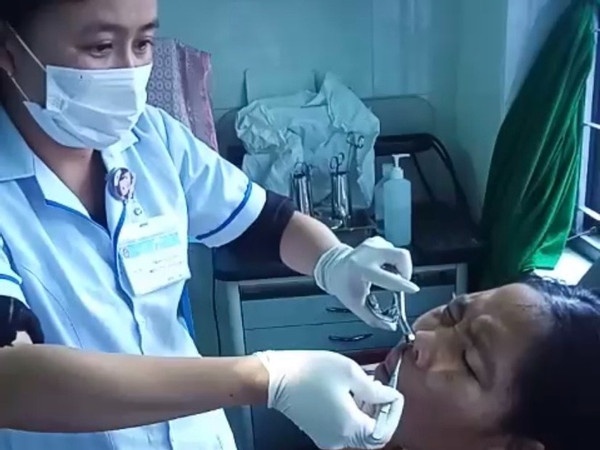 Lien tuc chay mau cam, nguoi phu nu phat hien dia trong mui hinh anh