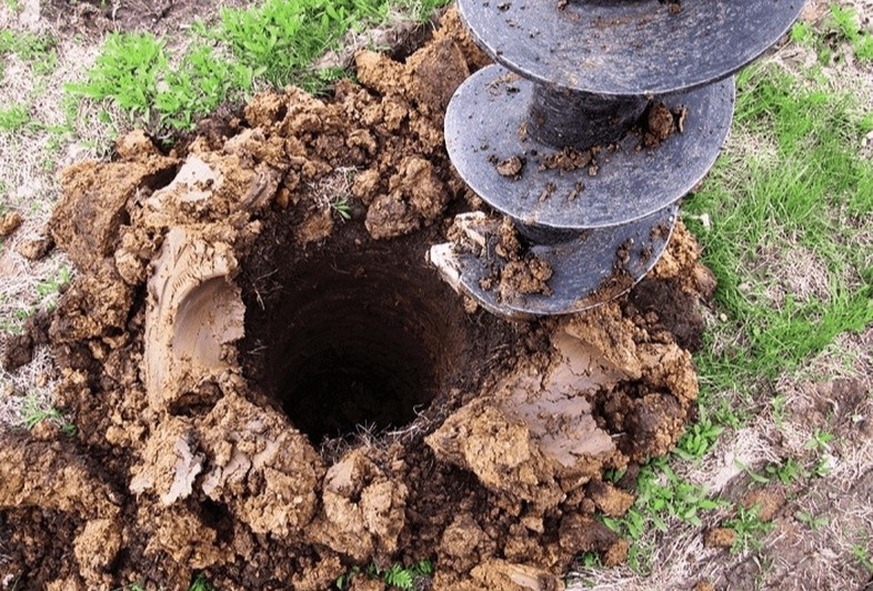 Nguoi phu nu bi mat toan bo da dau vi cuon toc vao may khoan hinh anh