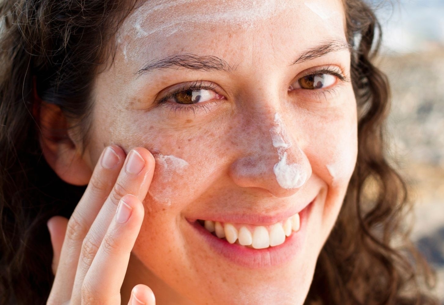 Ly do ban cang dung kem chong nang cang den da hinh anh