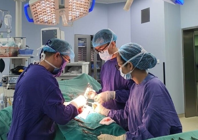 Hau qua khi tiem silicone long vao vung kin hinh anh