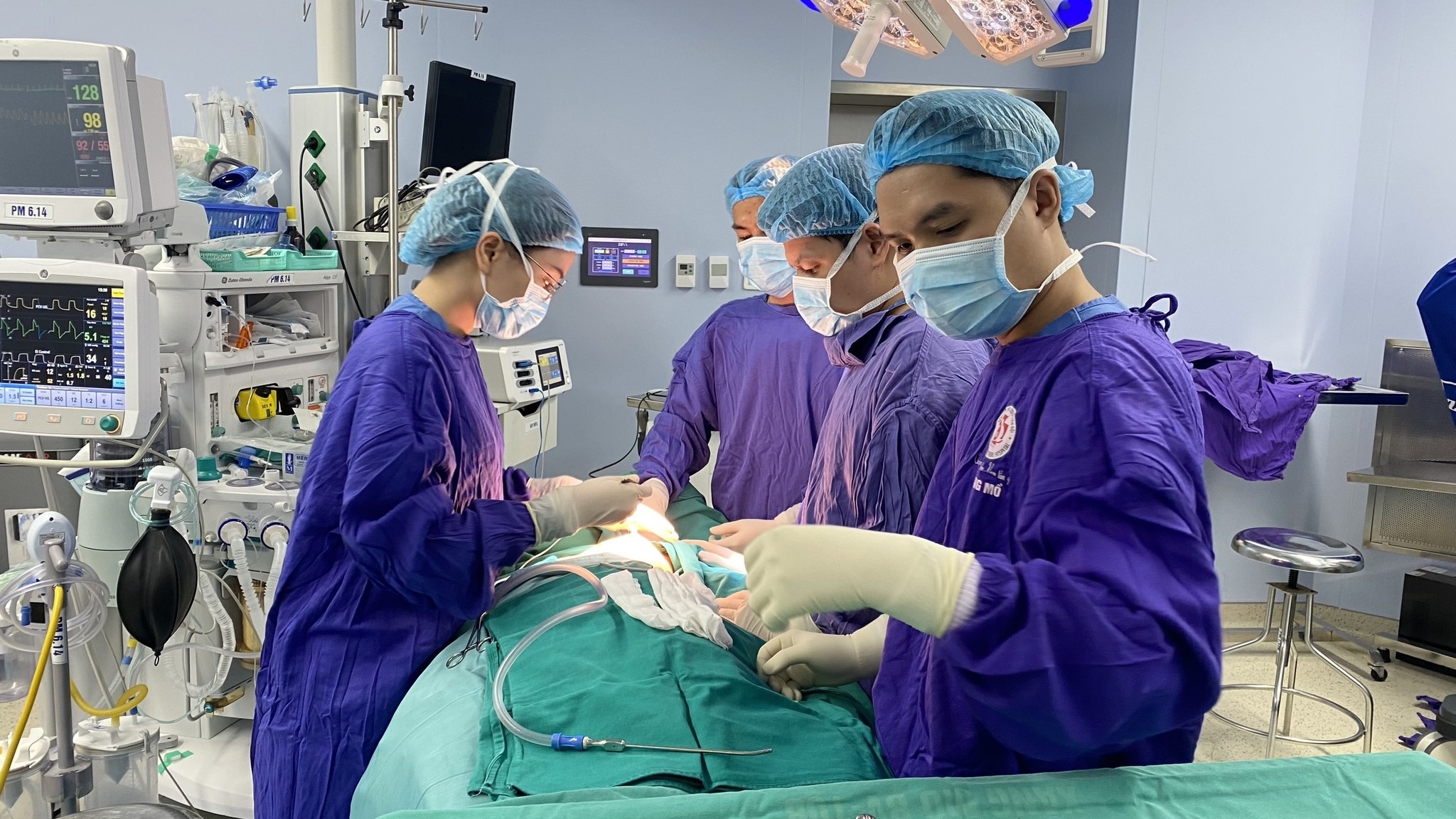 tiem filler nang nguc anh 1