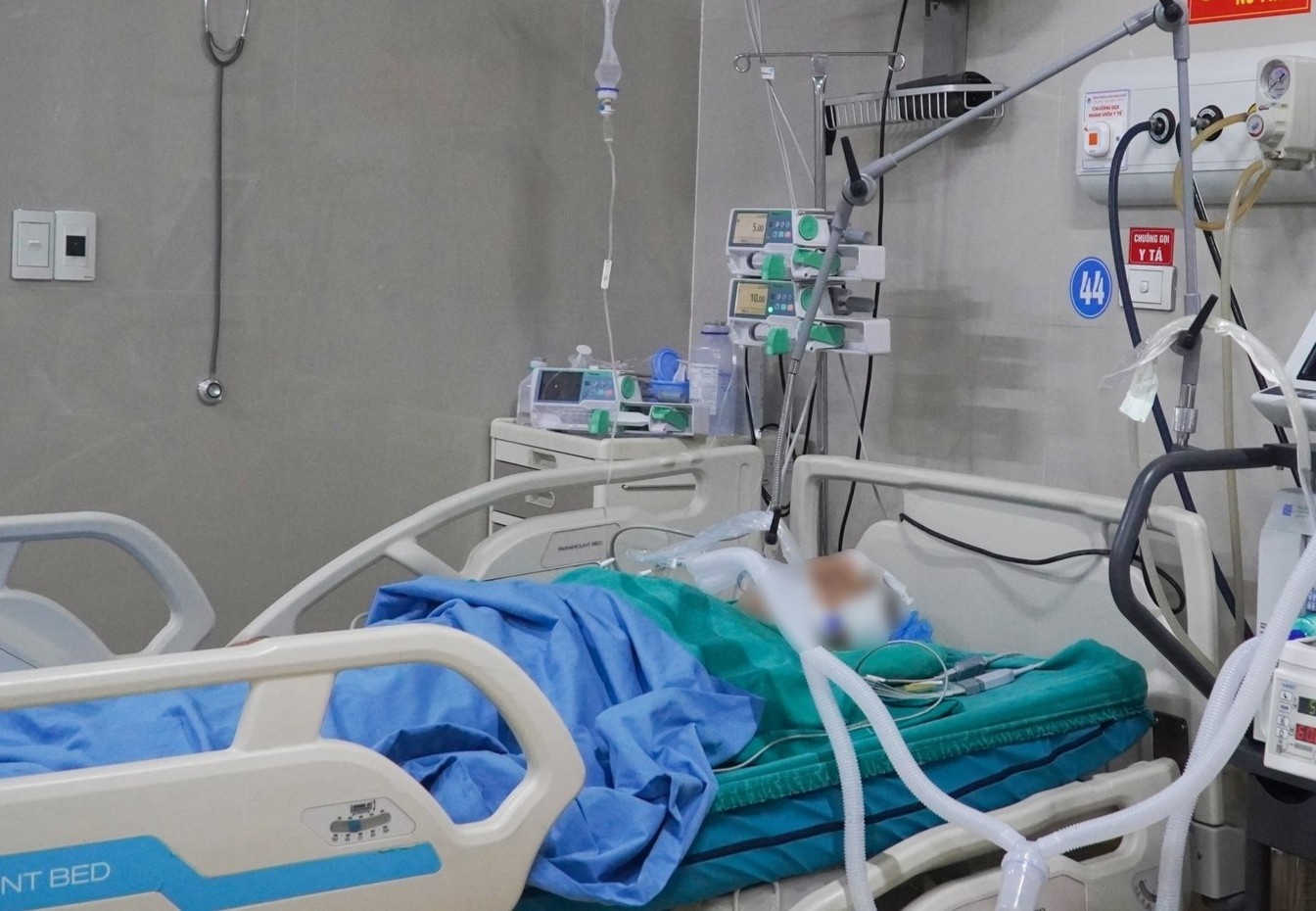 Hai nguoi chan thuong so nao nang vi nga tu mai nha hinh anh