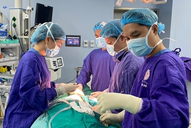 Viem mu, nhiem tu cau vang sau khi tiem filler nang nguc hinh anh