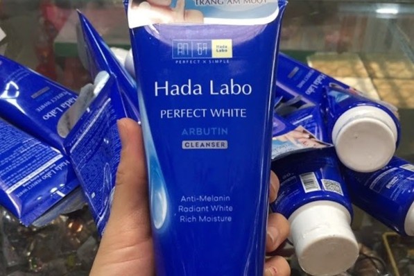 Thu hoi lo my pham Hada Labo Perfect White Cleanser hinh anh