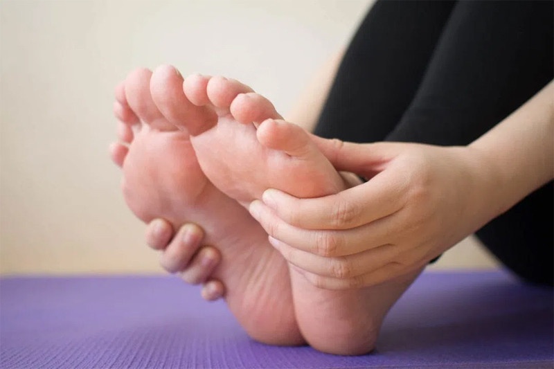 Bat thuong o chan canh bao phu nu bi rut ngan tuoi tho hinh anh