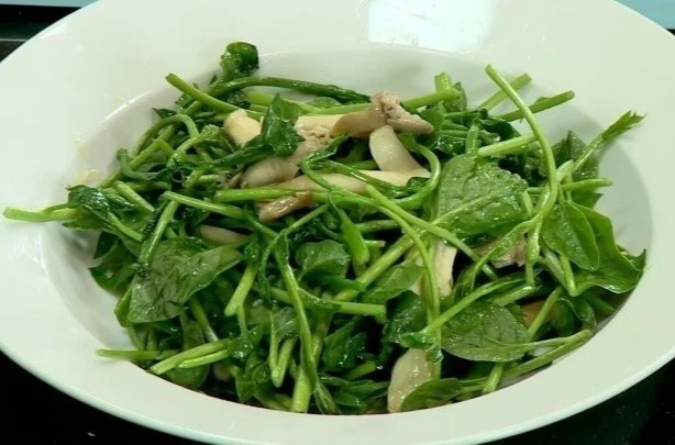 Rau mong toi tot nhung co 4 nhom nguoi khong nen an nhieu hinh anh