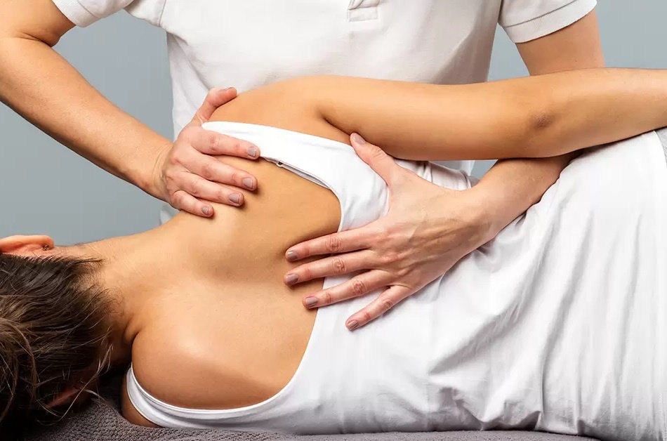 Dau lung, nguoi phu nu di be khop bi gay xuong hinh anh