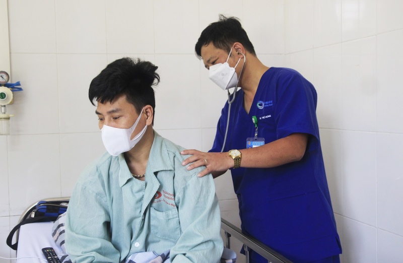 Cap vo chong phai cap cuu sau khi an oc bien hinh anh