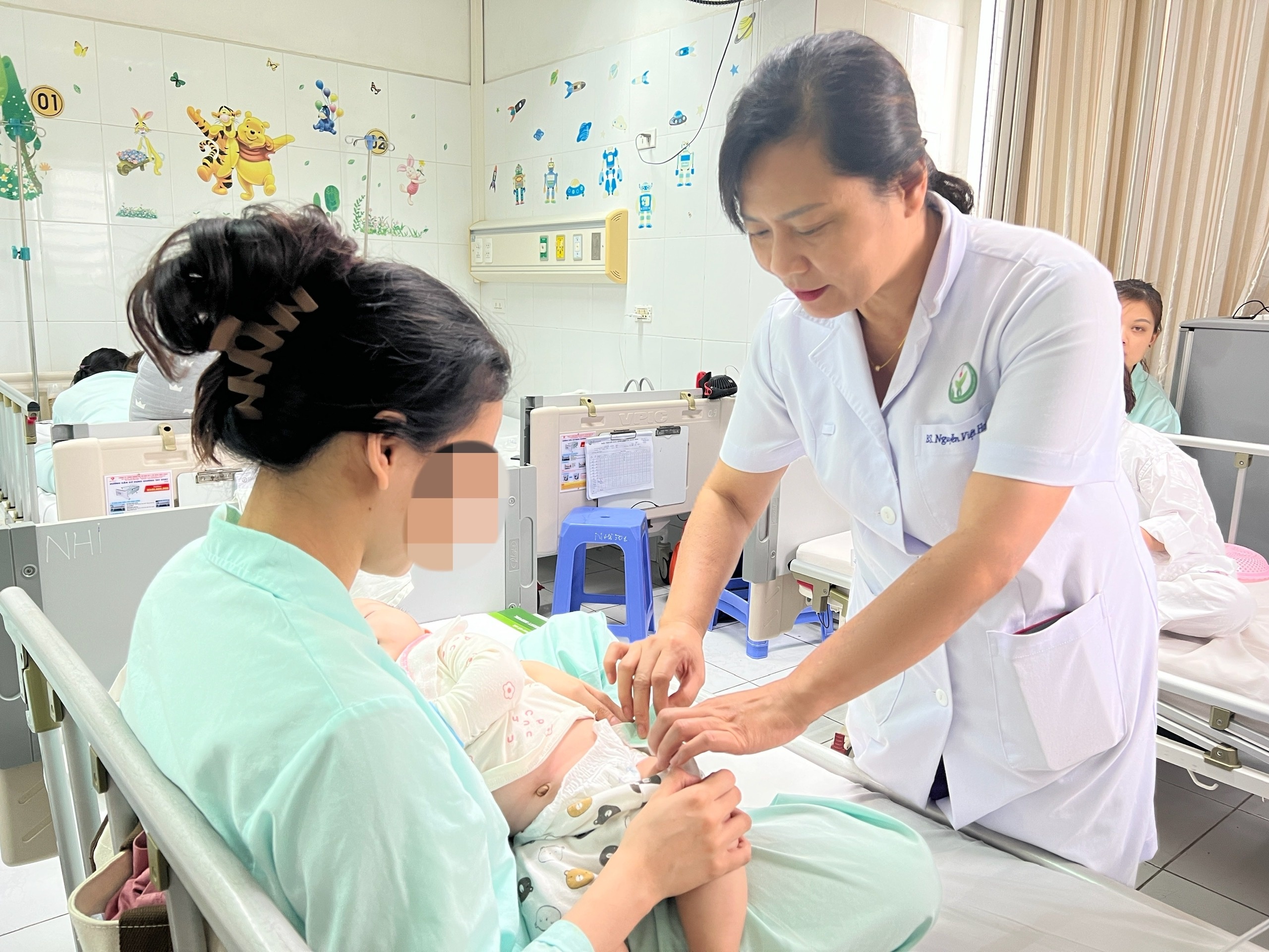 Be gai phai cat bo mot buong trung vi can benh hay gap o tre em hinh anh