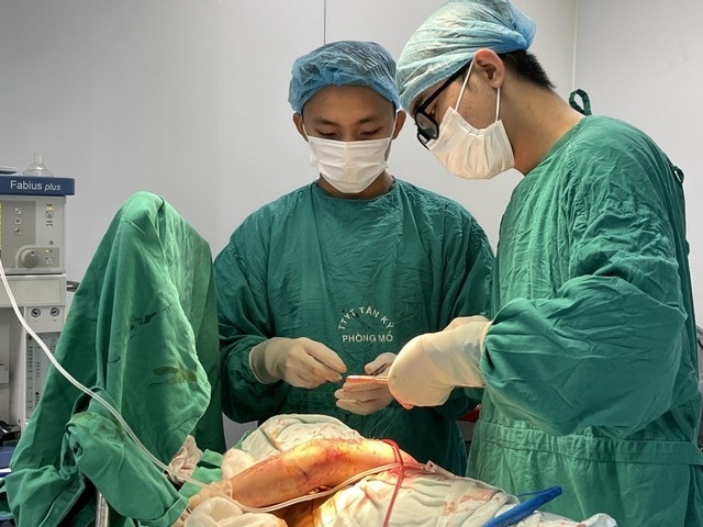 ao cuon vao banh xe anh 1