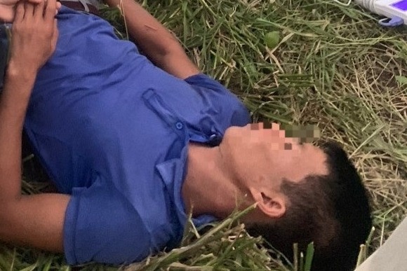 Gat lua duoi troi nong 40 do C, nguoi dan ong co giat giua canh dong hinh anh