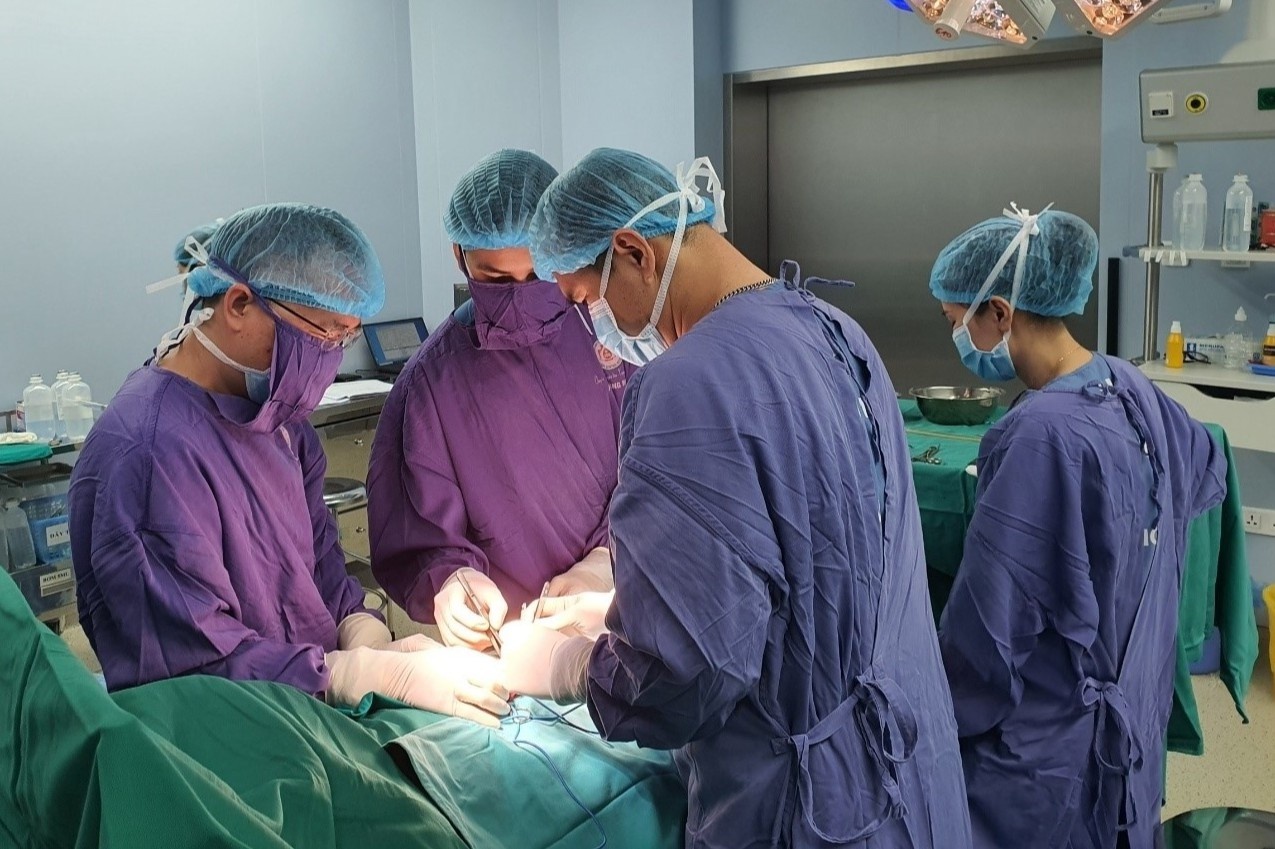 Bat thuong co quan sinh duc khien be trai phai phau thuat hinh anh