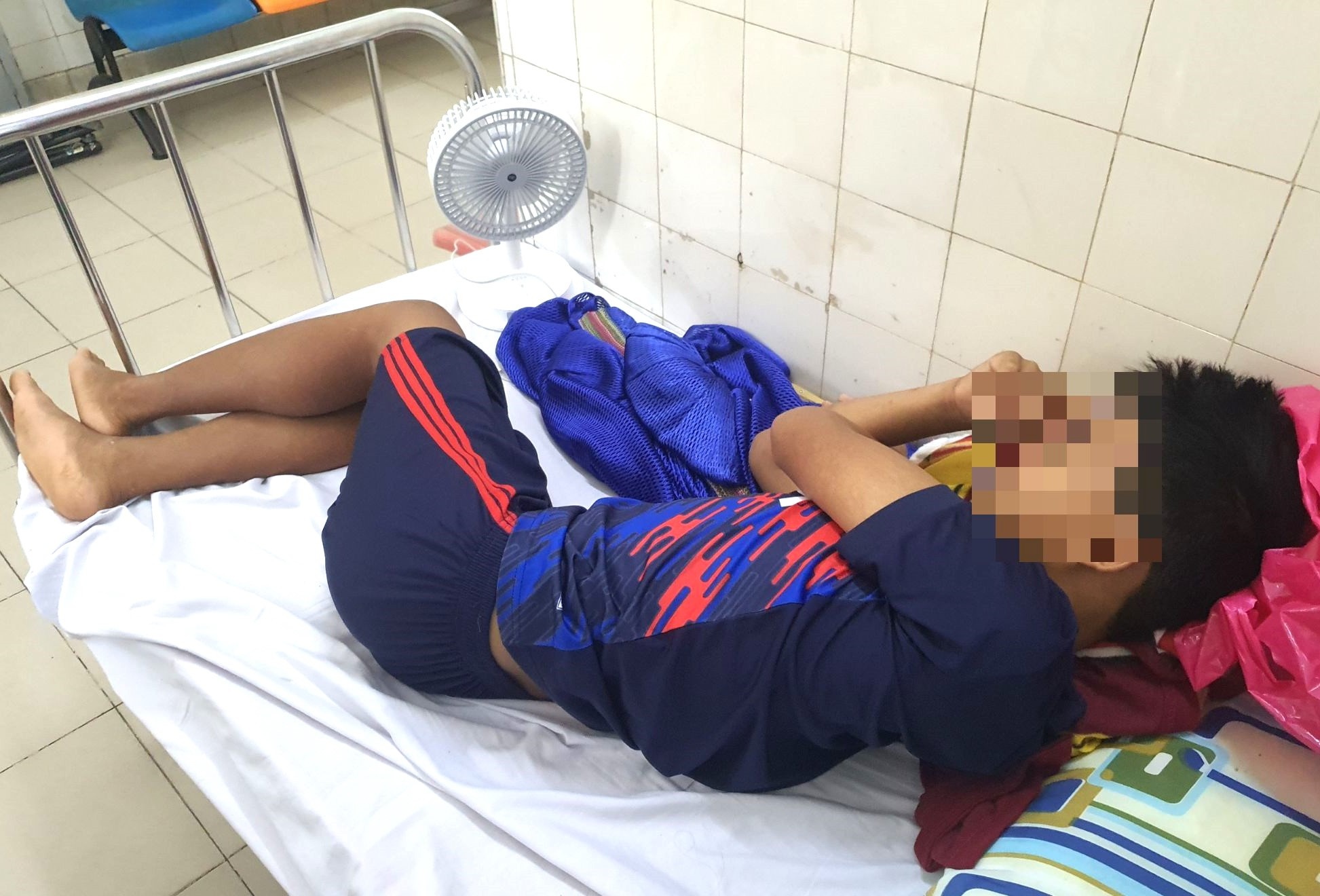 Tre ngo doc botulinum o TP.HCM an gi truoc khi nhap vien? hinh anh