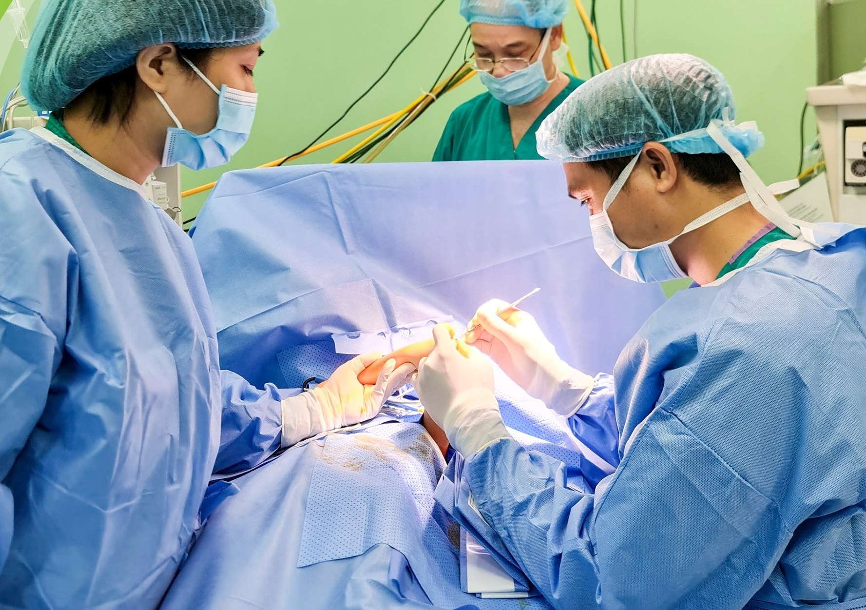 3 tre bong nang o tay do may chay bo hinh anh