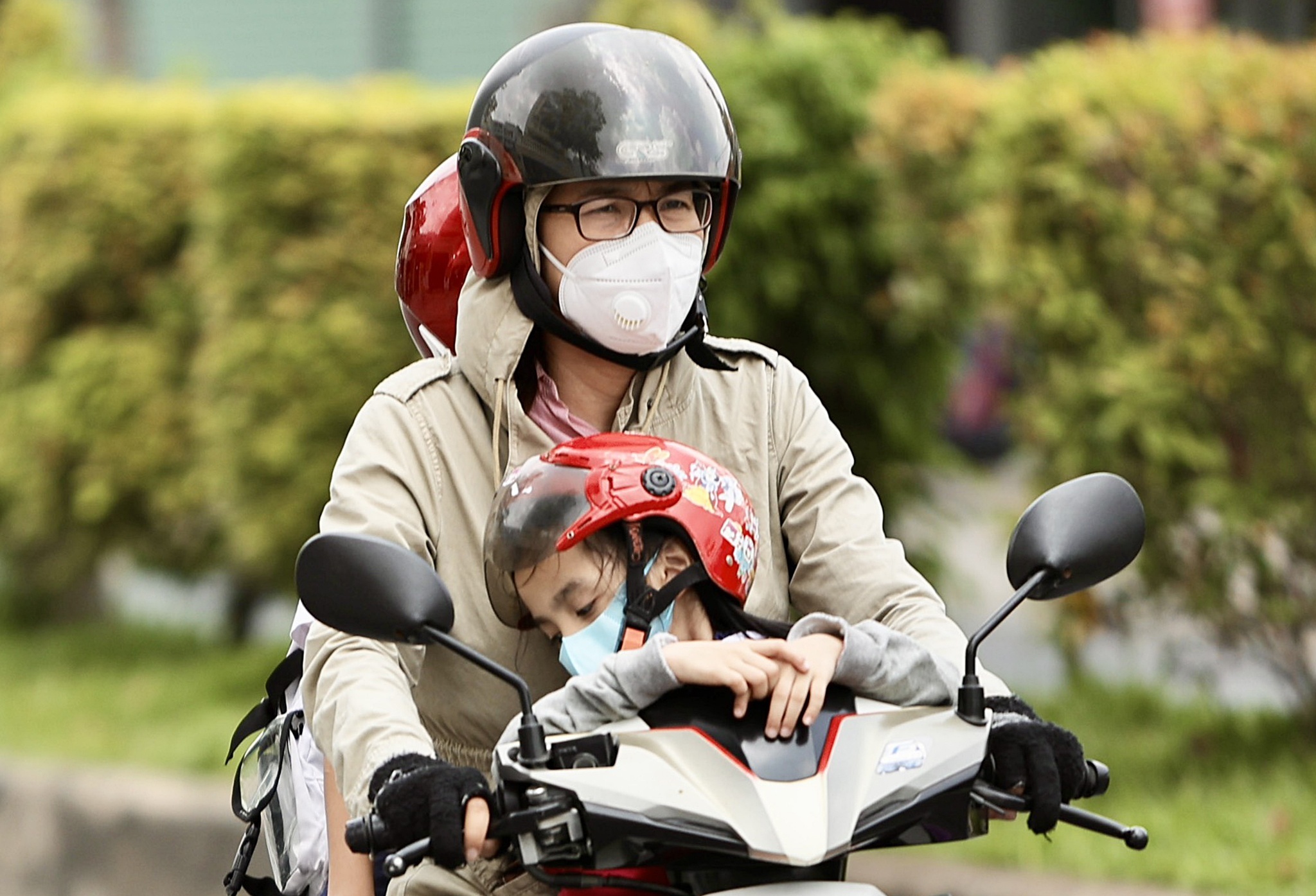 Bac si canh bao nguy co bien chung tim mach khi troi nang nong hinh anh