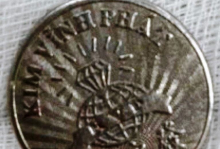 Ngam dong xu choi, be gai nuot vao thuc quan hinh anh