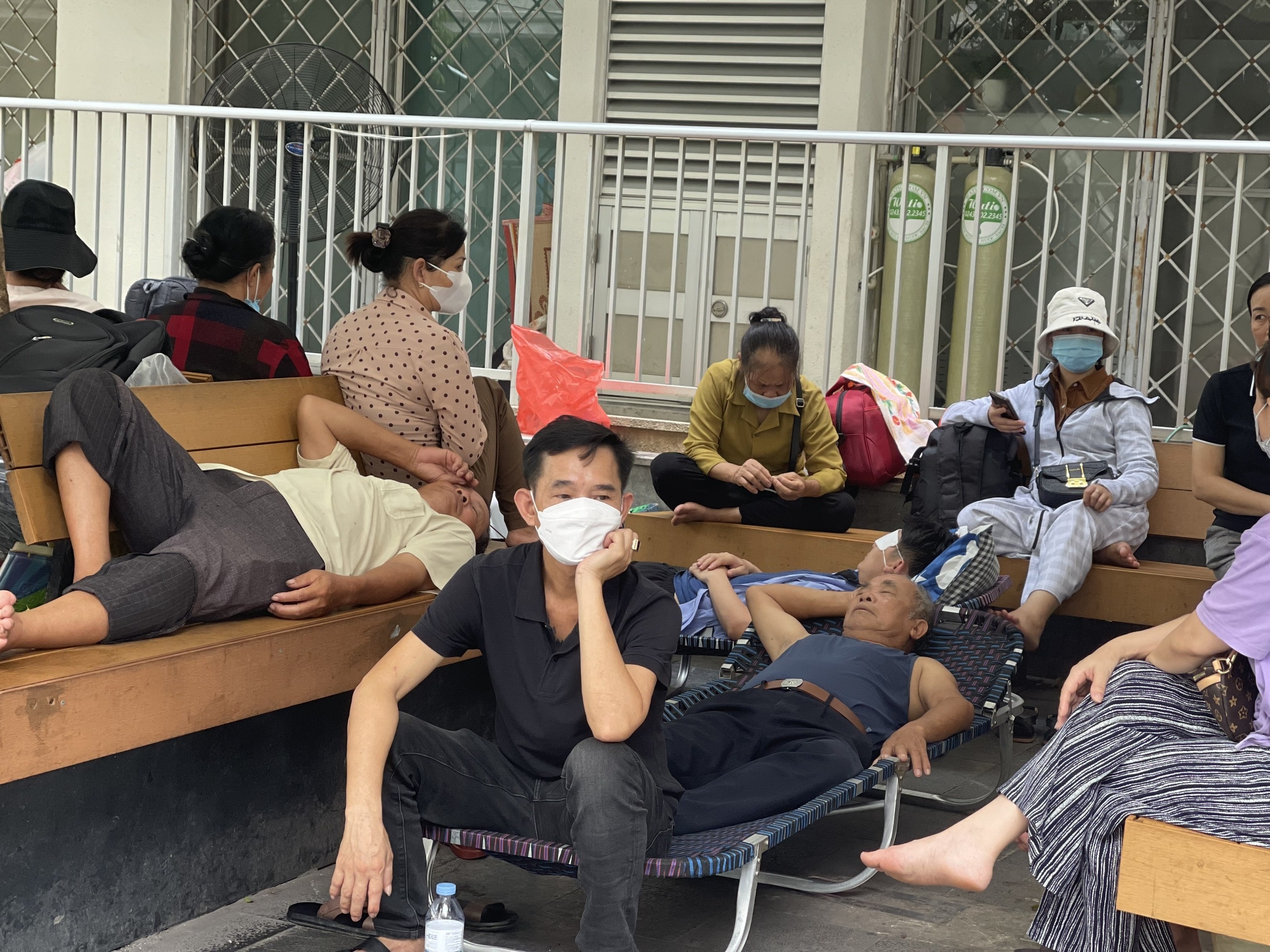 Ha Noi nang nong, benh nhan va nguoi nha so hai tim noi tru mat hinh anh