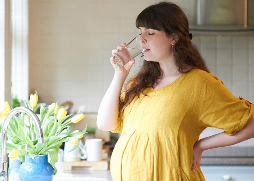 Dieu gi xay ra voi ba bau khi nang nong keo dai? hinh anh