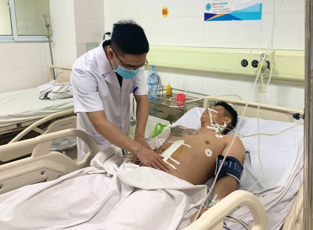 Chang trai thoat chet sau khi nga tu do cao 7 m hinh anh