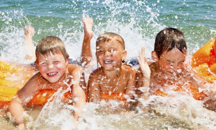 Soc nhiet o tre mua nong va cach du phong hinh anh