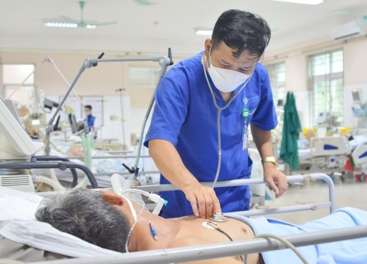 Nuong so bien an, hai nguoi dan ong hon me, nguy kich hinh anh