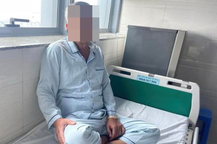 Phat hien mac ung thu khi vua ve huu vi ca tuoi tre phai tiep khach hinh anh