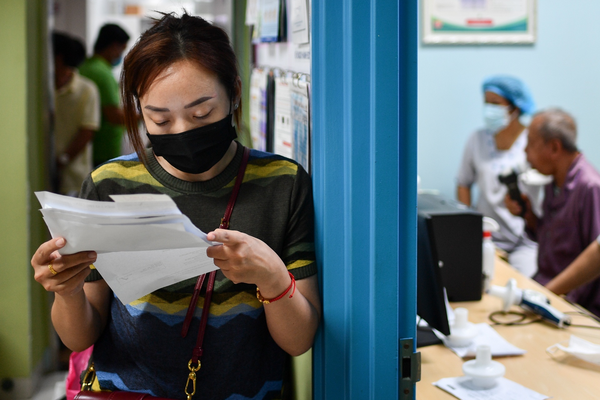 Bo Y te noi ve phi dieu tri khi Covid-19 chuyen sang nhom B hinh anh