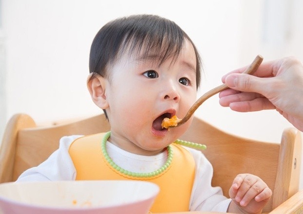 Su that viec cho tre an com som se nhanh cung cap hinh anh