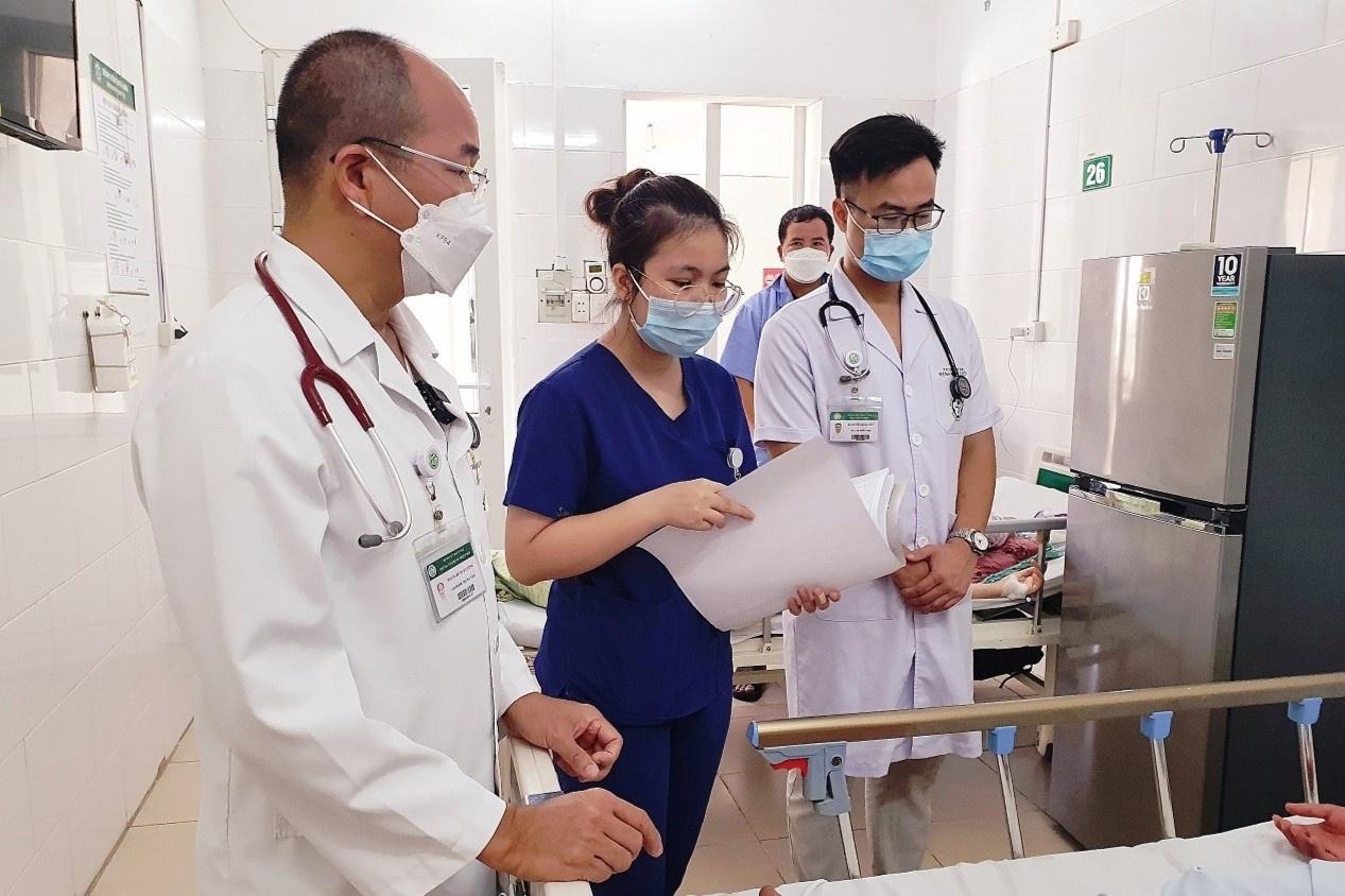 Mau co dac, tran dich mang phoi sau 5 ngay sot hinh anh