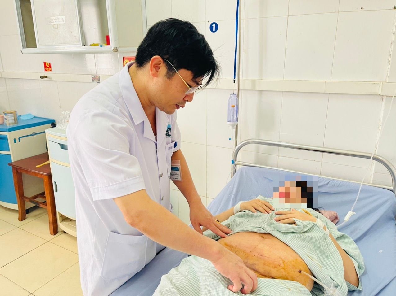 Mo lay thai cung luc boc khoi u nang hon tre so sinh cho san phu hinh anh