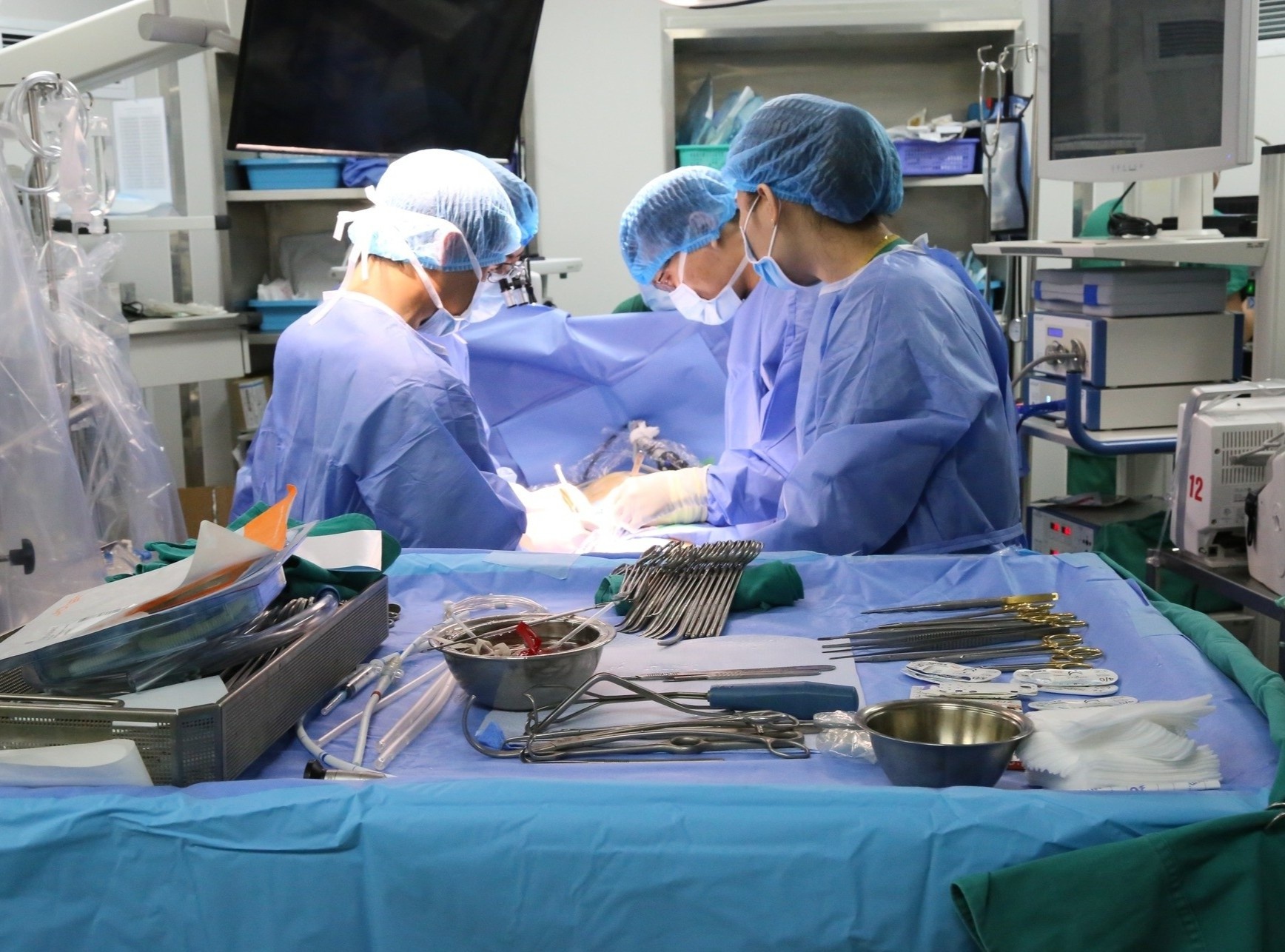 Phau thuat ngay trong dem cuu nguoi co vet thuong thau nguc, bung hinh anh