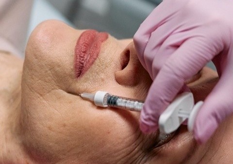 TP.HCM keu goi nguoi dan to giac cac ca tham my chui trong khach san hinh anh