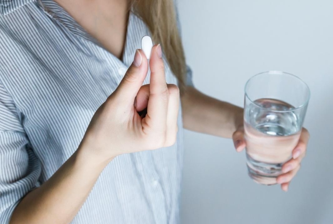 Nguoi phu nu phai cap cuu sau 4 ngay uong thuoc pha thai hinh anh