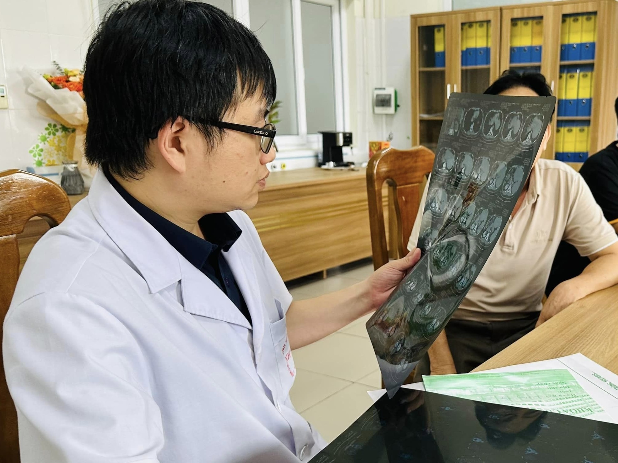 Nguoi dan ong mac ung thu, viem gan B o tuoi 28 hinh anh