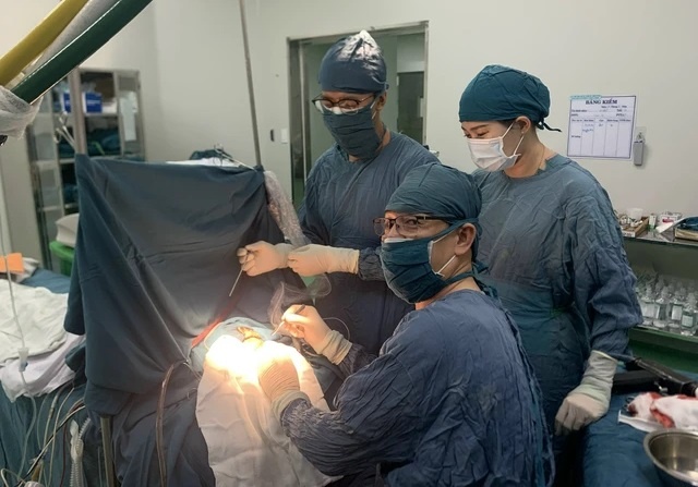 Cuu nam sinh 16 tuoi bi xuat huyet nao hinh anh