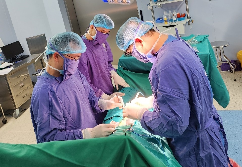 Cuu nguoi dan ong tu cat dut 'cua quy' hinh anh