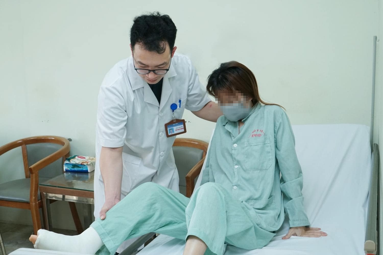 Co gai bi xe tai 1,5 tan can qua nguoi hinh anh