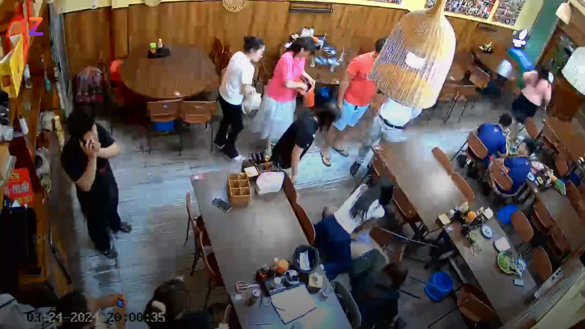 Nu dieu duong cuu khach nuoc ngoai ngung tho o nha hang hinh anh